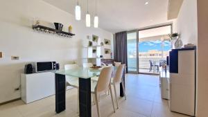 una cucina e una sala da pranzo con tavolo e sedie di Suite Gallipoli con vista mare da 4 posti e wifi a Gallipoli