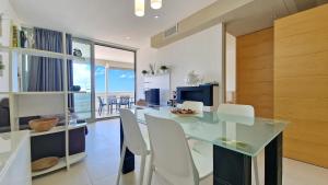 una sala da pranzo e un soggiorno con tavolo e sedie di Suite Gallipoli con vista mare da 4 posti e wifi a Gallipoli