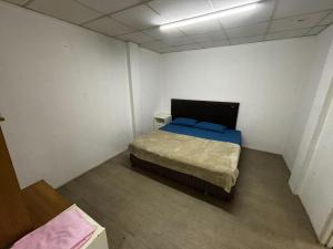 Postel nebo postele na pokoji v ubytování Sukhum Sukhumvit-Onnut Guest House