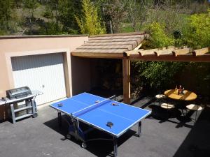 een tafeltennistafel voor een garage bij le parc des combes in Saint-Beauzile