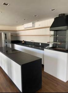 een keuken met een zwart-wit aanrecht bij Apto Studio Hotel Praia Brava in Florianópolis