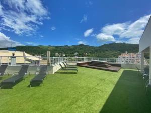 een balkon met stoelen en trappen op een gebouw bij Apto Studio Hotel Praia Brava in Florianópolis