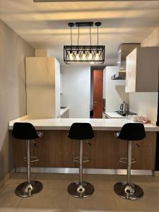Dapur atau dapur kecil di Luxury Apartments at Goldcrest Mall and Residency DHA Phase 4 by Nirvana Nests