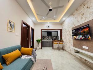 TV a/nebo společenská místnost v ubytování HomeEscape Elite 1BHK - Mahalaxmi Nagar 201