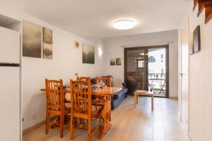 a kitchen and dining room with a table and chairs at La Casita de Arise in Playa de las Americas