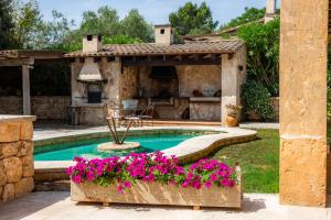 Bazén v ubytování Finca Son Moix nebo v jeho okolí