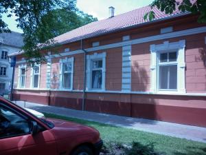 a house with a red and white at Szép-Lak Makó in Makó