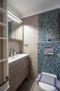 een badkamer met een wastafel en een toilet bij 1944-Heritage House in Lardos +44 foto's