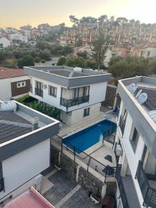 una vista aérea de una casa con piscina en ViLLA CEYLAN, en Kusadasi