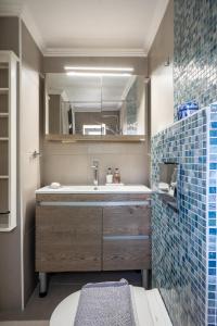 een badkamer met een wastafel en een spiegel bij 1944-Heritage House in Lardos