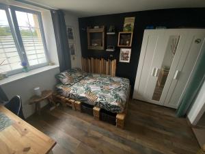 ein Zimmer mit einem Bett und einem Tisch und einem Fenster in der Unterkunft Petite maison de campagne in Sainte-Croix-sur-Mer + 5 Fotos