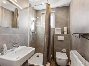 a bathroom with a sink and a toilet and a shower at Sali Homes -Business Stay-Rheinische Gemütlichkeit in Kleve +21 photos
