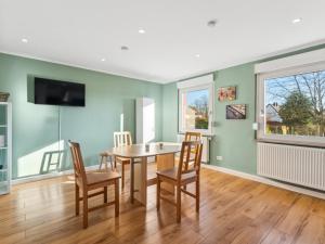 a dining room with green walls and a table and chairs at Sali Homes -Business Stay-Rheinische Gemütlichkeit in Kleve