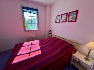 a pink bedroom with a bed and a window at Maison 60m² avec terrasse, piscine, parking privé, à 10 min de la plage - Animaux acceptés - FR-1-494-14 in Vaux-sur-Mer +6 photos
