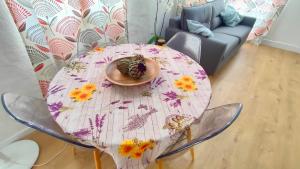 einen Esstisch mit einem Blumentischtuch darauf in der Unterkunft Studio Amboise, parking, terrasse et jardin in Amboise