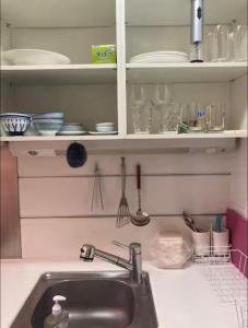 ソウルにあるCasa Lilyのキッチン(シンク付)、棚(食器付)