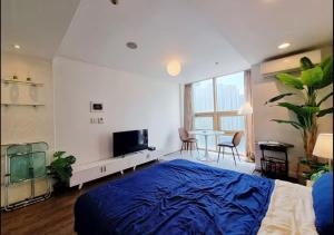 ソウルにあるCasa Lilyのベッド、テレビ、テーブルのある寝室