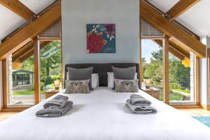 Postel nebo postele na pokoji v ubytování Lambhowe Lodge, Lake District Luxury Hideaway