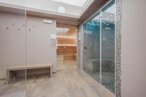 bagno con doccia in vetro e panca di Ninfea Platinum Caorle 3 a Caorle Altre 12 foto