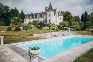an estate with a swimming pool in front of a house at Château de KERVOAZEC - Chambres d'hôtes in Saint-Goazec