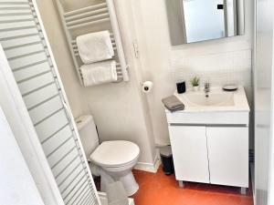 Ένα μπάνιο στο La Treille By La Familia