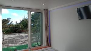 Televiisor ja/või meelelahutuskeskus majutusasutuses Chez Pack et Ibu