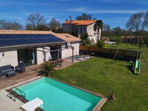 La pileta dentro o cerca de Gite Sud Deux Sevres