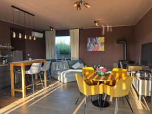 Χώρος καθιστικού στο Vacation home with a pool outhouse377
