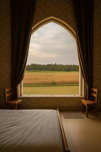 Postel nebo postele na pokoji v ubytování Qila Hotel
