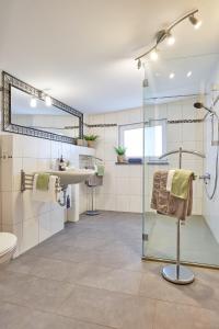 een badkamer met douche, wastafel en toilet bij Ferienwohnung Mila OG in Rieden