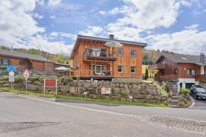 een groot houten huis met een stenen muur bij Ferienwohnung Mila OG in Rieden