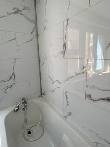 Koupelna v ubytování Cosy 50 M2 avec parking privé et vue mer LE PORTEL