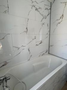 Koupelna v ubytování Cosy 50 M2 avec parking privé et vue mer LE PORTEL
