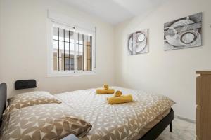 ein Schlafzimmer mit einem Bett mit zwei gelben Kissen darauf in der Unterkunft Rooftop Torrequebrada Holiday Apartment in Torremuelle + 16 Fotos