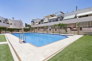 ein Schwimmbad vor einem Gebäude in der Unterkunft Rooftop Torrequebrada Holiday Apartment in Torremuelle