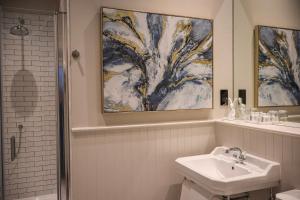 bagno con lavandino, servizi igienici e quadro di Ballyroe Lodge a Tralee