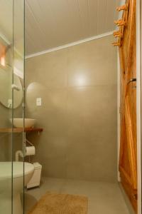 a bathroom with a glass shower and a toilet at Hotel e hospedagem Alma de Campo in Rio Rufino