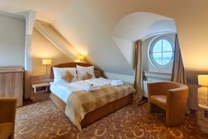 Posteľ alebo postele v izbe v ubytovaní Hotel Zlatá Včela