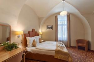 Posteľ alebo postele v izbe v ubytovaní Hotel Zlatá Včela