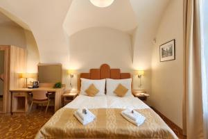 Posteľ alebo postele v izbe v ubytovaní Hotel Zlatá Včela
