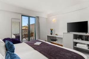 Телевизор и/или развлекательный центр в Athenaeum Eridanus Luxury Hotel