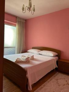 Giường trong phòng chung tại Lovely Apartment City Center Near Lake