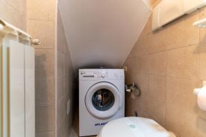 y baño pequeño con lavadora. en Appartamento Nonna Rosa, en Ostuni