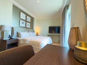 Letto o letti in una camera di The Address Fountain Views Residence High Floor with Burj Khalifa view and access to Dubai mall