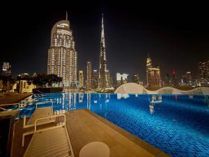 Piscina di The Address Fountain Views Residence High Floor with Burj Khalifa view and access to Dubai mall o nelle vicinanze
