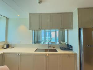 Cucina o angolo cottura di The Address Fountain Views Residence High Floor with Burj Khalifa view and access to Dubai mall