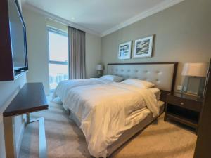 Letto o letti in una camera di The Address Fountain Views Residence High Floor with Burj Khalifa view and access to Dubai mall
