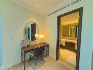 Letto o letti in una camera di The Address Fountain Views Residence High Floor with Burj Khalifa view and access to Dubai mall