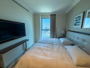 Letto o letti in una camera di The Address Fountain Views Residence High Floor with Burj Khalifa view and access to Dubai mall
