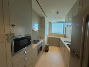 Cucina o angolo cottura di The Address Fountain Views Residence High Floor with Burj Khalifa view and access to Dubai mall